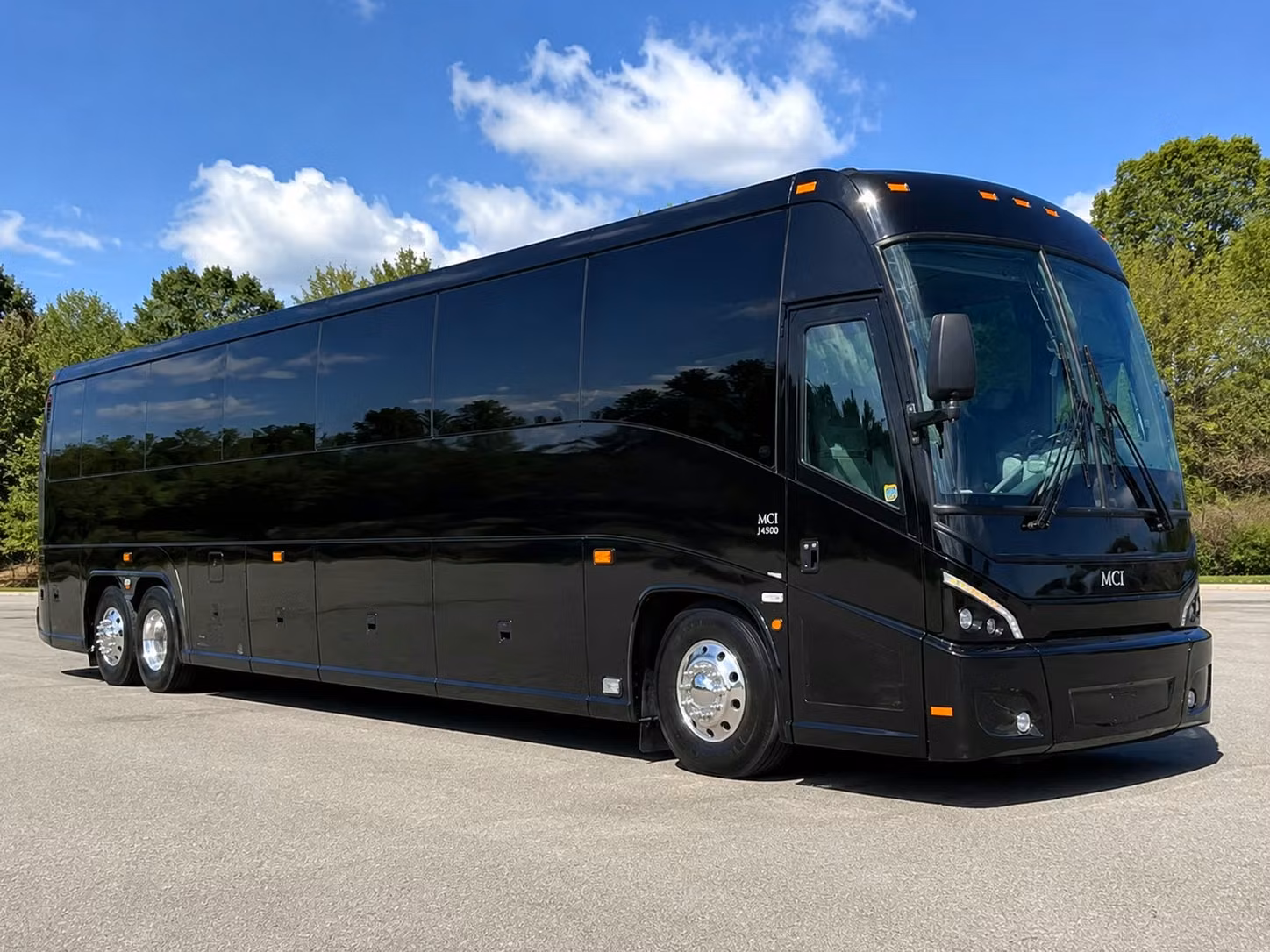 arkansas state capitol and civic education field trip buses in little rock